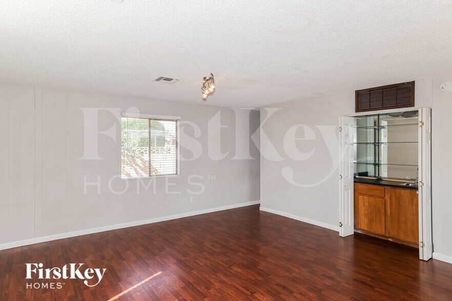 Building Photo - 3631 W Caron St