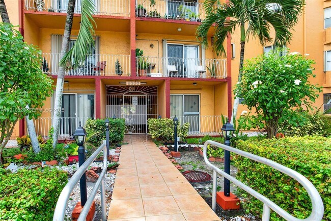 Building Photo - 6200 W Flagler St