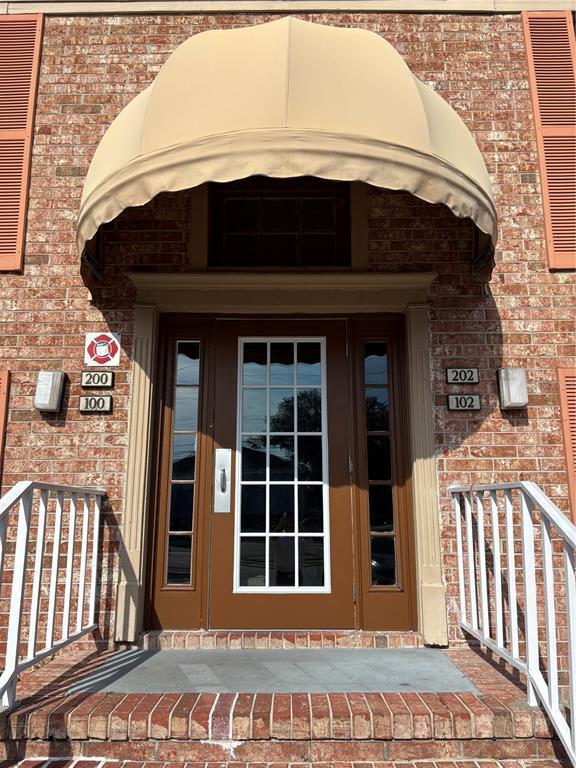 Building Photo - 404 Banyon Tree Cir