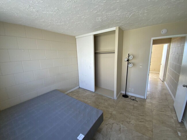 Building Photo - CONVENIENTLY LOCATED, TOP FLOOR UNIT IN PE...