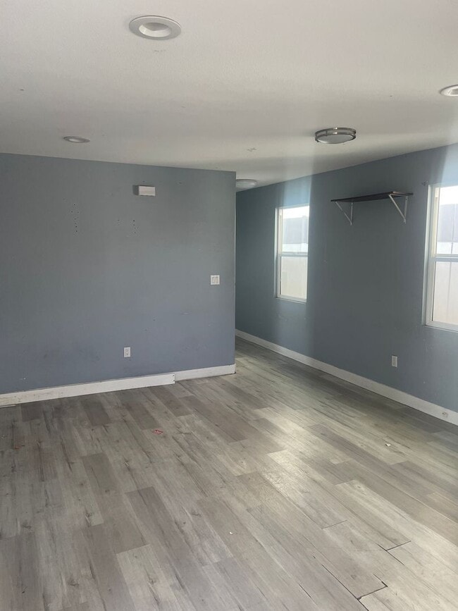 Building Photo - San Pedro unit 2/1