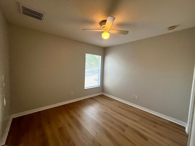 Building Photo - 7843 Foxgrove Dr