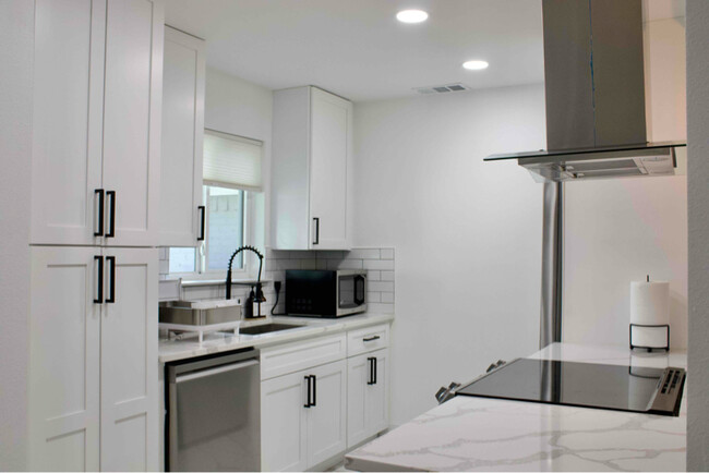 Building Photo - 15837 El Estado Dr
