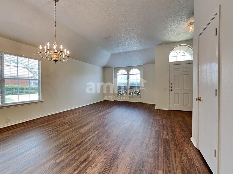 Building Photo - 8520 Auburn Dr
