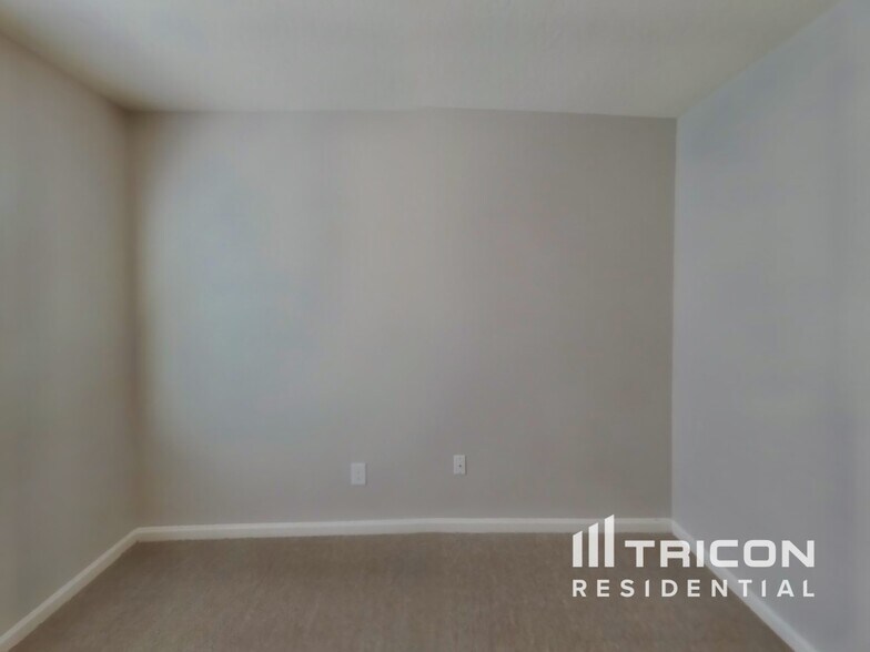 Building Photo - 8675 Julia Marie Cir