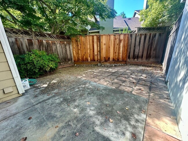Building Photo - 2 bedroom, 2.5 bathroom townhouse with pri...