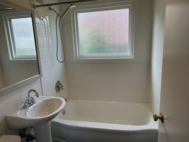 Building Photo - Beautifully updated duplex in South Eugene!