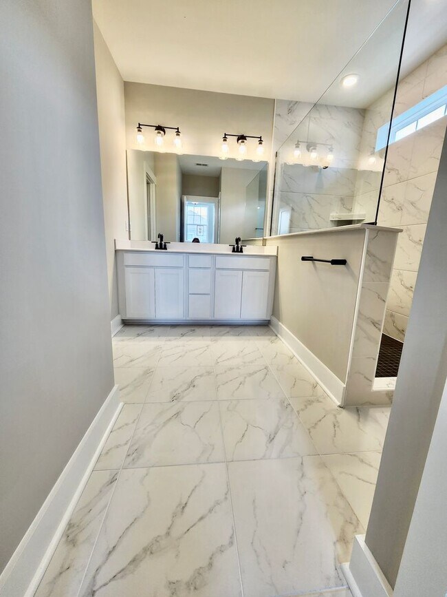 Building Photo - LIKE NEW Executive Home In Coveted Midtown...