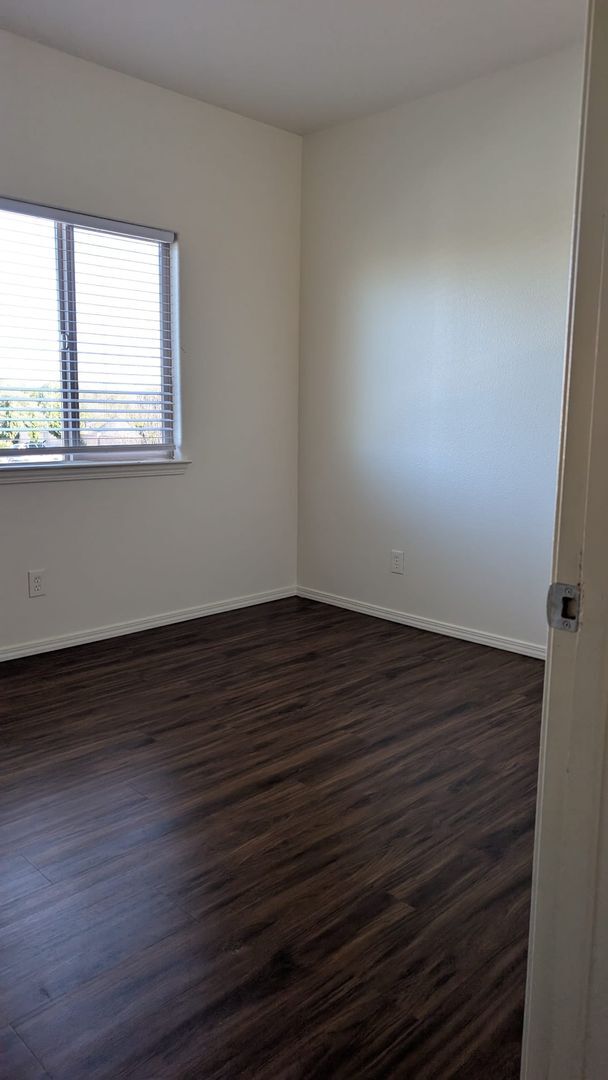 Building Photo - Beautiful 3 bedroom/ 2 bath in gated community. Call or come by to view!