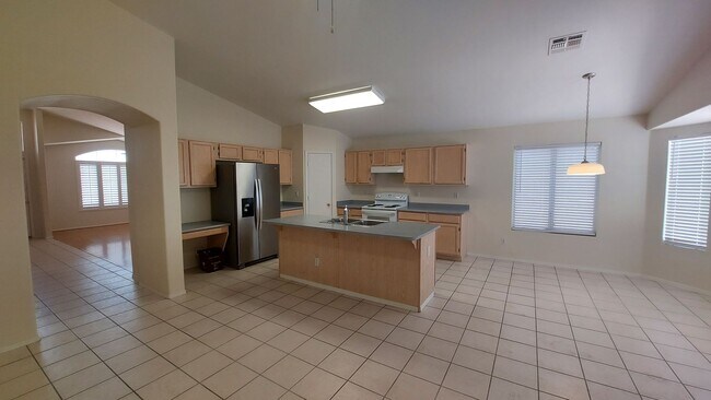 Building Photo - TERRIFIC FOUR BEDROOM PEORIA HOME WITH A POOL!
