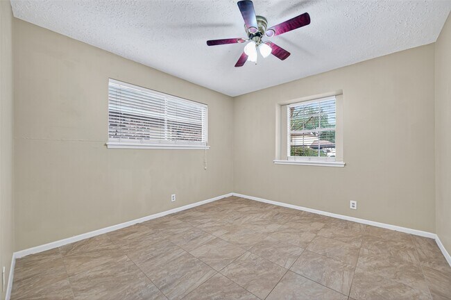 Building Photo - 23919 Farm Hill Dr