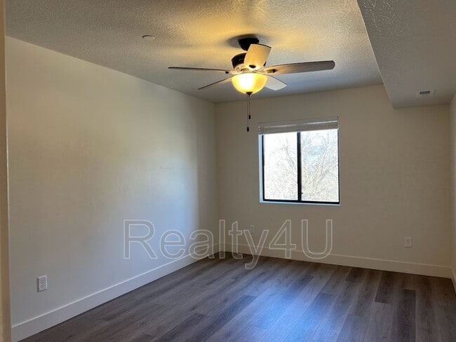 Building Photo - 2244 N Canyon Rd