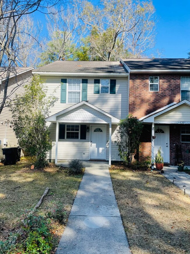 Primary Photo - Spacious Townhouse off Hartsfield Road