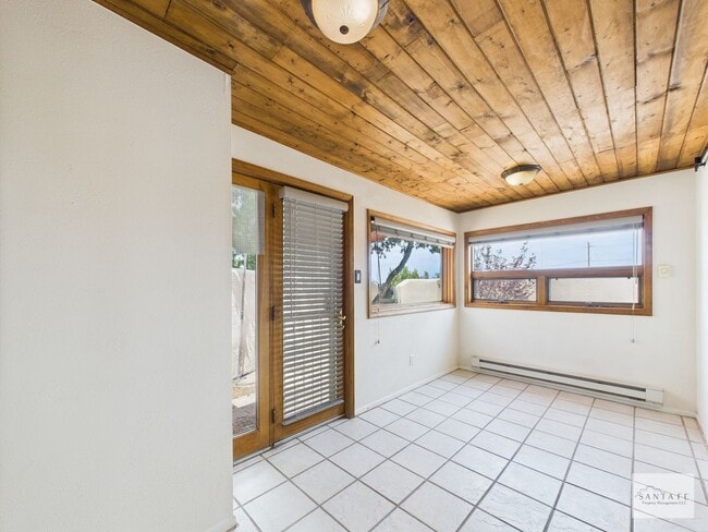 Building Photo - Two Bedroom Single Family Home Available Now!