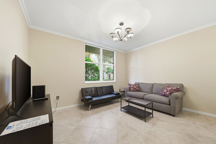 Building Photo - 2421 NE 65th St