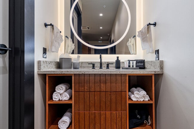 Building Photo - 1011 Canal St