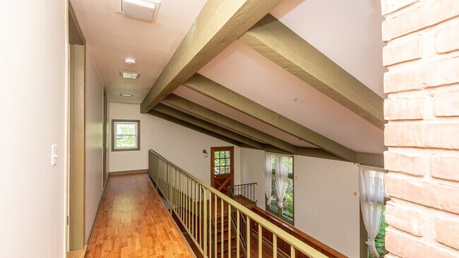 Building Photo - 903 Sylvan Ave