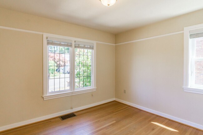 Building Photo - 5bd/4ba Seattle Home
