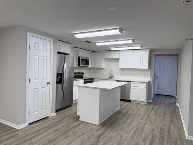 Building Photo - 400 W Texas Ave