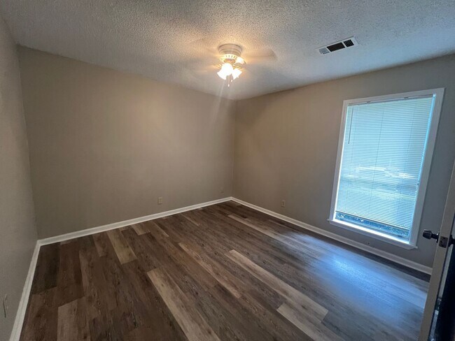 Building Photo - 3 bedroom 1 bathroom off Kicker Rd