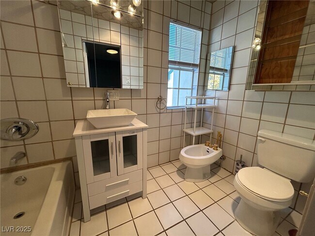 Building Photo - 596 Tam O Shanter