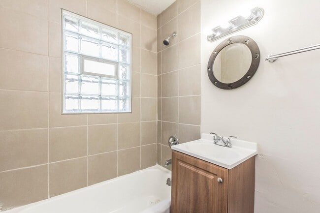 Building Photo - Affordable 1 Bedroom House