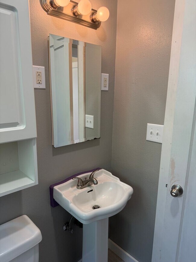 Building Photo - Large updated 2 bedroom 1 bathroom house in Springfield!