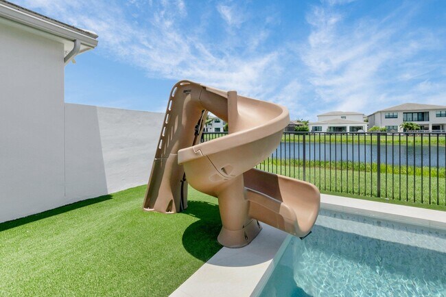 Building Photo - 17112 Aquavera Way