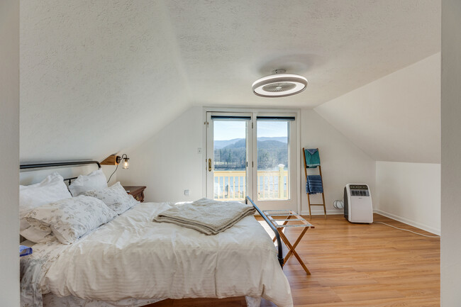 Upstairs bedroom with balcony - 21392 Lakeshore Dr