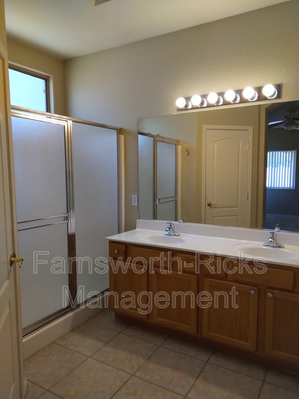 Building Photo - 1154 E Locust Dr