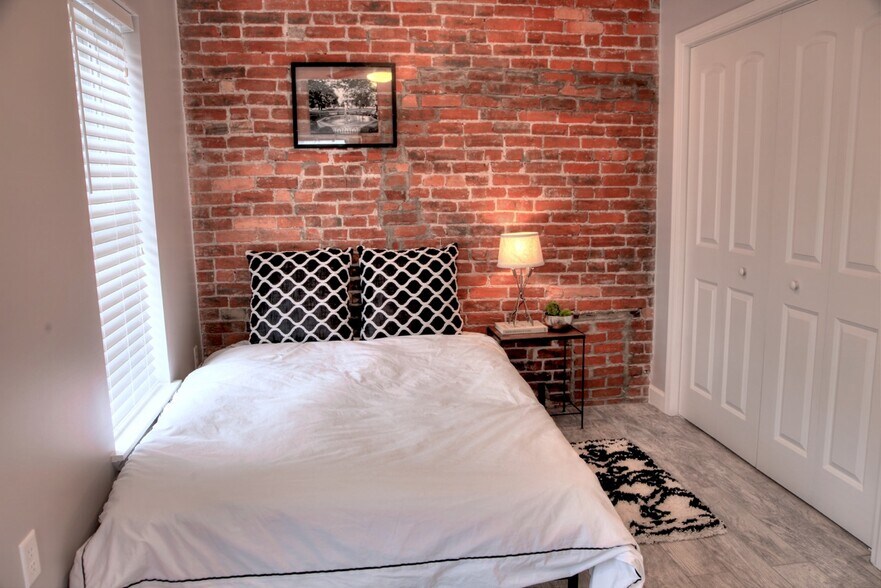 Building Photo - 323 Parkwood Ave