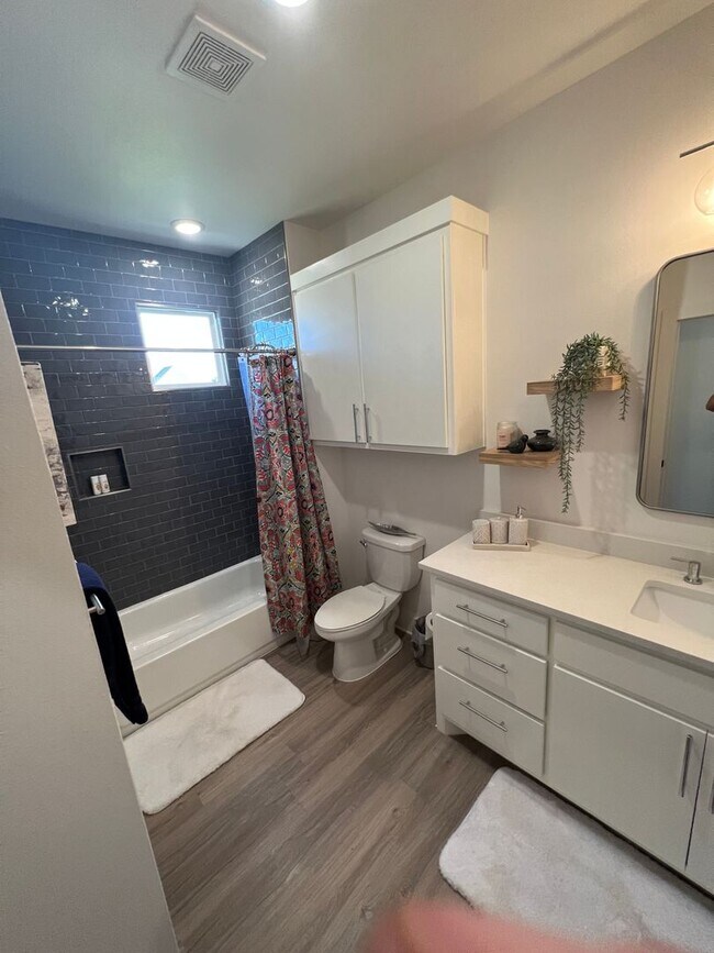 Building Photo - 4 Bedroom 3 bath in Escondido Ranch!