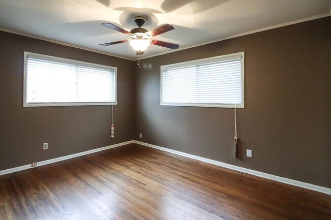 Building Photo - Darling 3 Bedroom With Hardwood Floors!