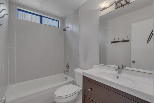Building Photo - 115 Guaymas Pl
