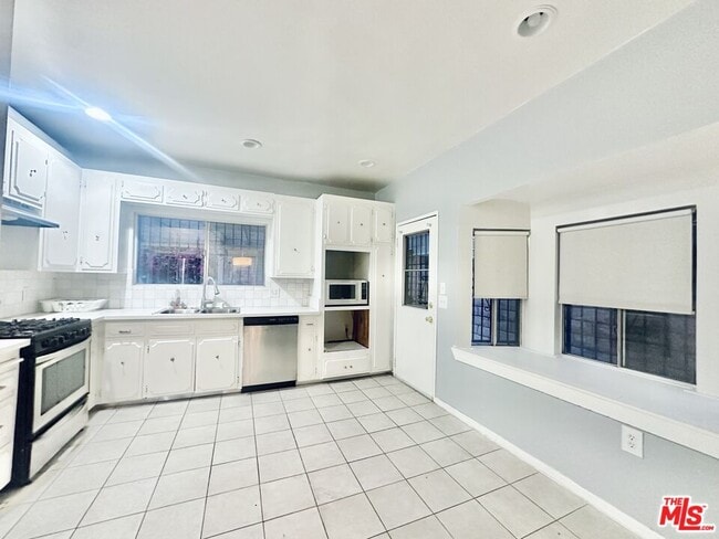 Building Photo - 6551 Franklin Ave