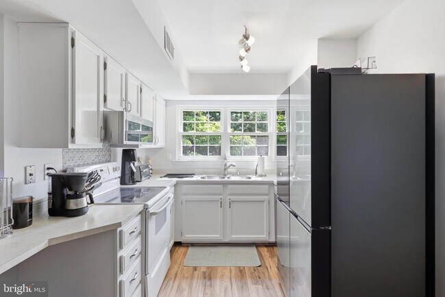 Building Photo - 7739 Inversham Dr