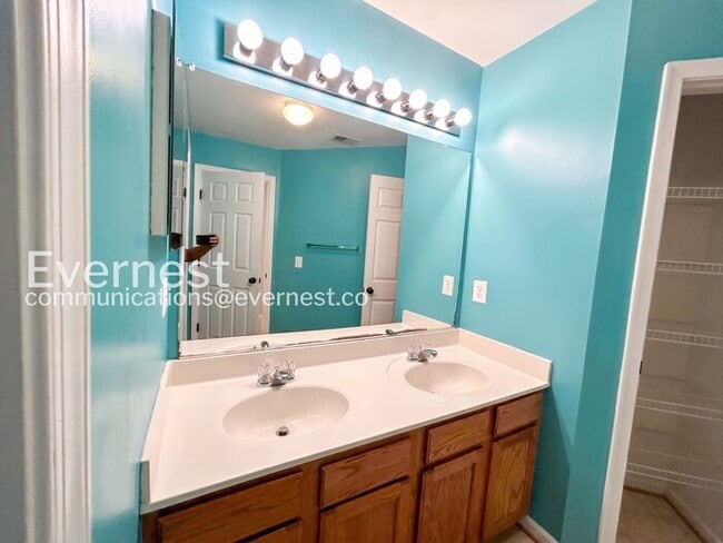 Building Photo - 4 Bed, 3.5 Bath Home with Garage / Pet-Friendly / Available Soon!