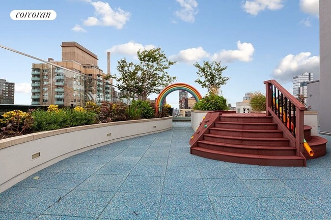Building Photo - 305 E 85th St