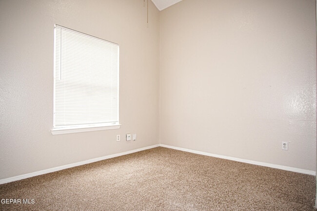 Building Photo - 13944 Roslyn Dr