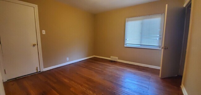 Building Photo - Roselawn