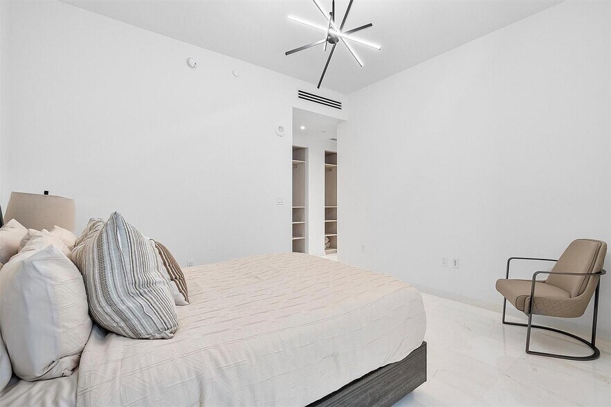 Building Photo - 300 Biscayne Boulevard Way