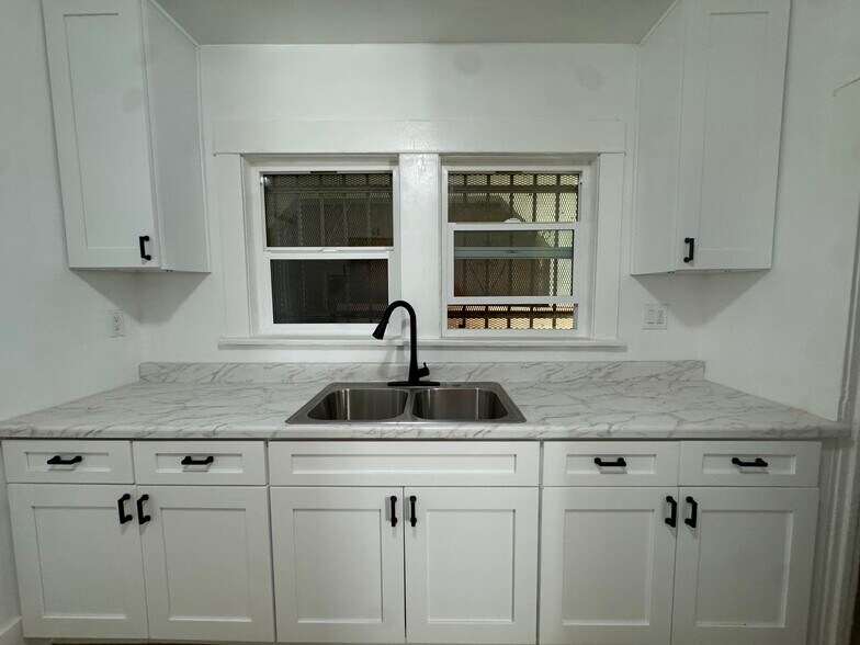 Building Photo - 5319 S Hoover St