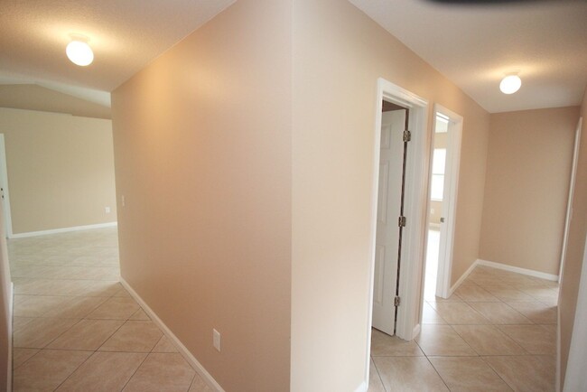 Building Photo - Roomy 4 Bed 2 Bath Home w Huge Screened La...