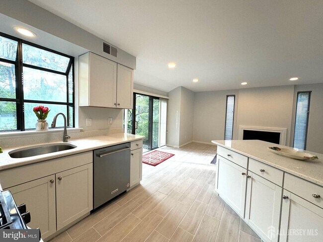 Building Photo - 104 Sayre Dr