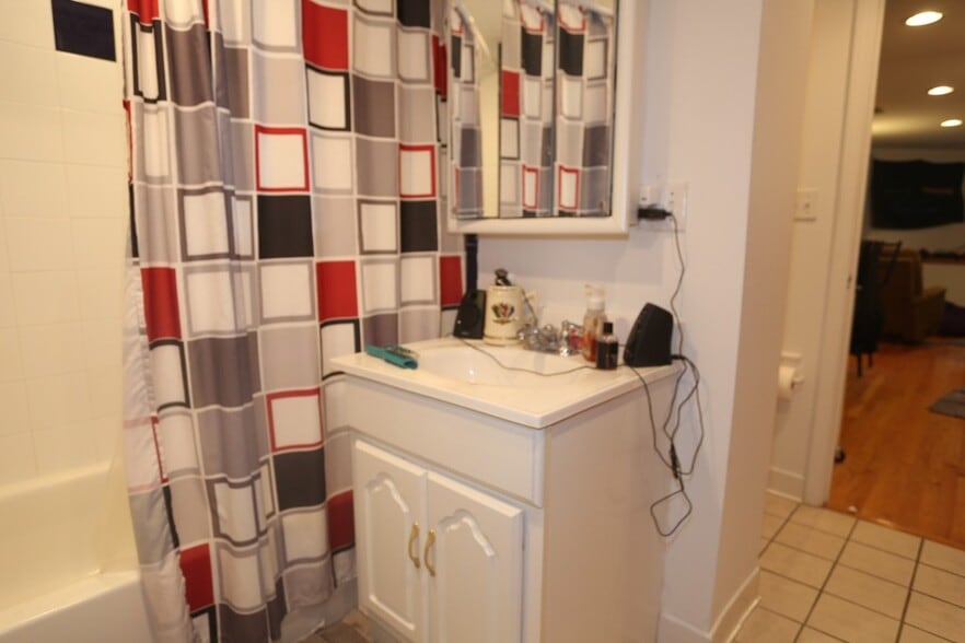 Building Photo - 1436 W Belle Plaine Ave