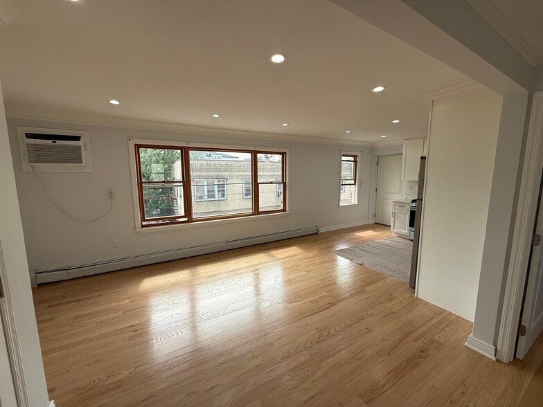 Building Photo - 307 9th St
