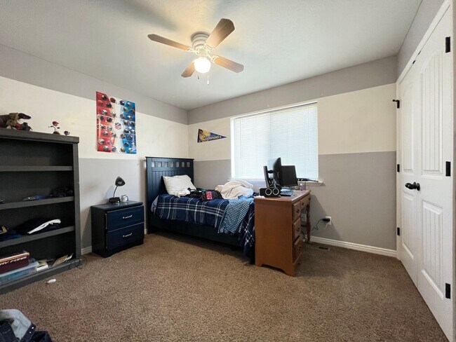 Building Photo - 6 Bedroom/3 Bathroom House in Eagle Mountain