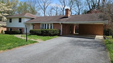 Building Photo - 4 Bedroom Single Family Home
