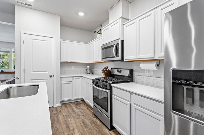 Building Photo - 3BD 2.5BA + Townhouse w/2-Car Garage + AC