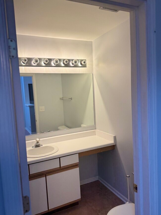 Building Photo - 1397 Ashbury Ln E